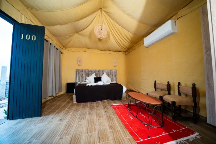 Envie d’évasion, de dépaysement, de retour aux sources en plein cœur du désert, tout en préservant votre confort. Venez découvrir Les cent ciels, un véritable petit bijou niché au cœur du désert d’Agafay à seulement 35 minutes de Marrakech. installées dans la plus pure tradition marocaine par des spécialistes et des hommes de terrain très expérimentés. Autour d’un feu de camp, et sous les étoiles, vous vivrez un moment d’exception. Nous vous proposons une cuisine marocaine variée et de qualité. Les plats sont préparés à partir de produits locaux, et réalisés par de véritables cuisinières marocaines aux traditions ancestrales.